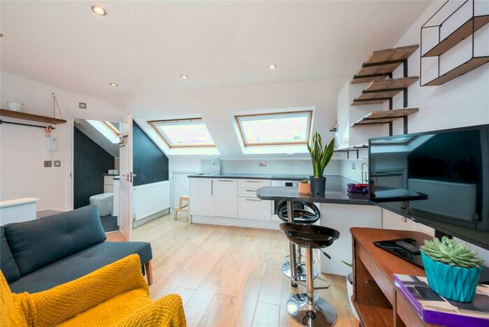 Flat To Rent In Upper Richmond Road West, East Sheen, SW14