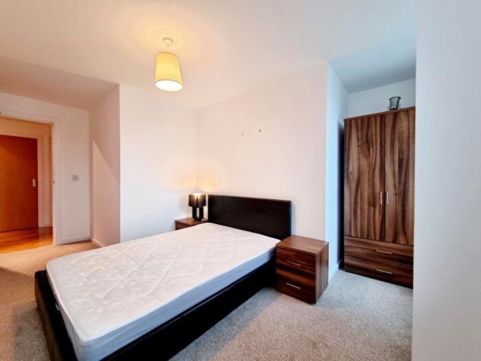 2 Bedroom Apartment To Rent In Santorini City Island Gotts Road Leeds, LS12