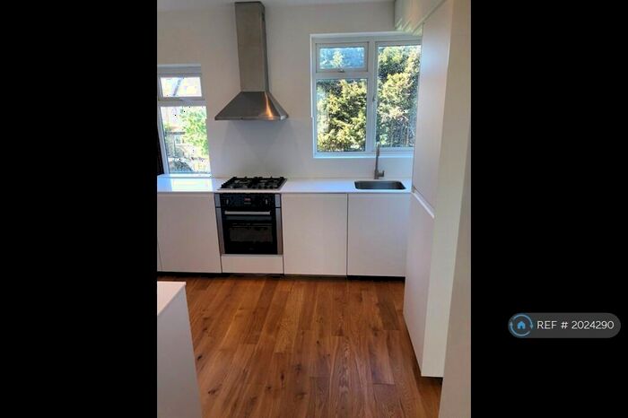 1 Bedroom Flat To Rent In Oakdale Road, London, E18