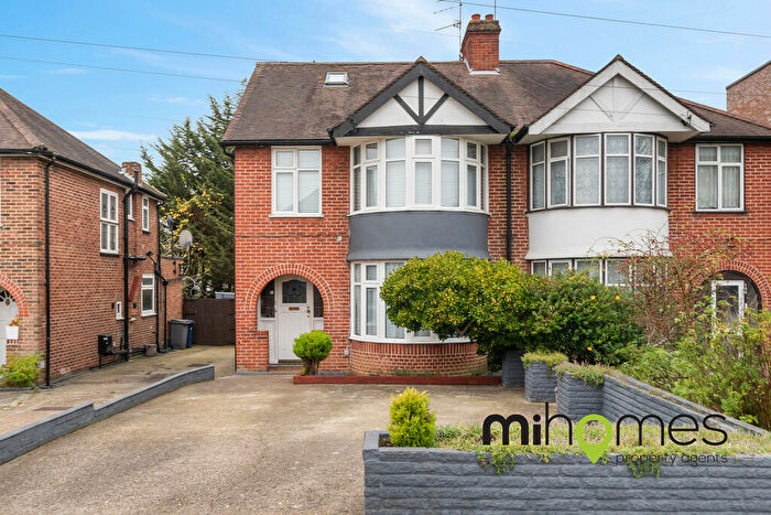 4 Bedroom Semi-Detached House For Sale In The Woodlands, London, N14