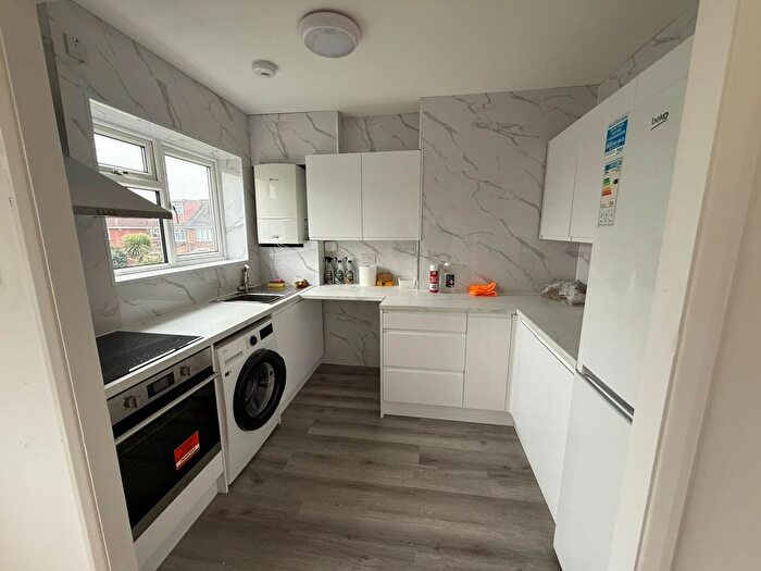 2 Bedroom Flat To Rent In Stratton Close, Hounslow, TW3