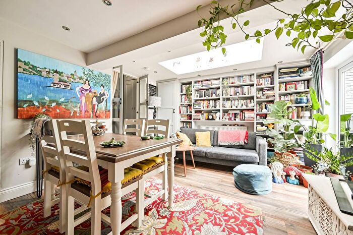 2 Bedroom Flat To Rent In Munster Road, Fulham, London, SW6