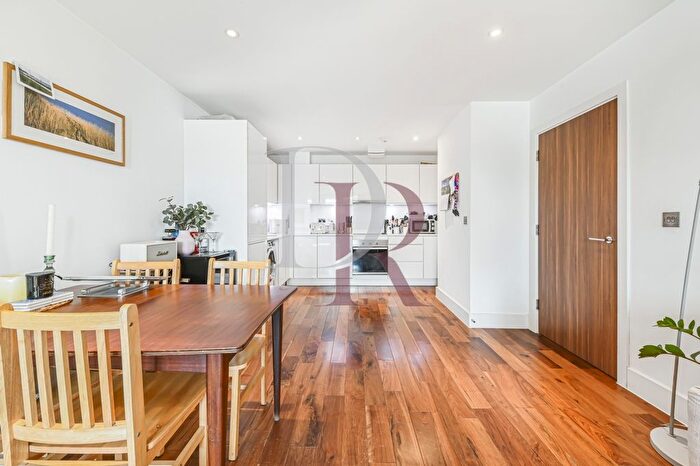 2 Bedroom Flat For Sale In Grand Canal Apartments, De Beauvoir Crescent, London, N1
