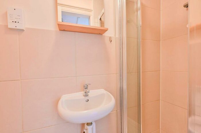 Studio To Rent In Fortis Green, East Finchley, London, N2