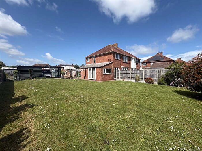 4 Bedroom Semi Detached House For Sale In Linden Close, Bridgwater, TA6