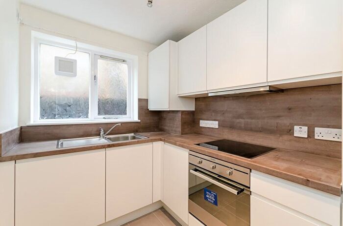 Flat To Rent In Jerome Court, The Limes Avenue, N11