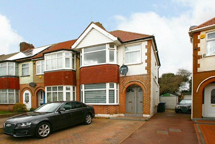 1 Bedroom Apartment To Rent In Rayleigh Road, N13