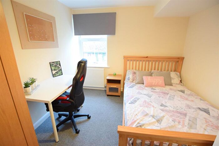 2 Bedroom Flat To Rent In Shakespeare Mews - Student Apartment - /, LN5