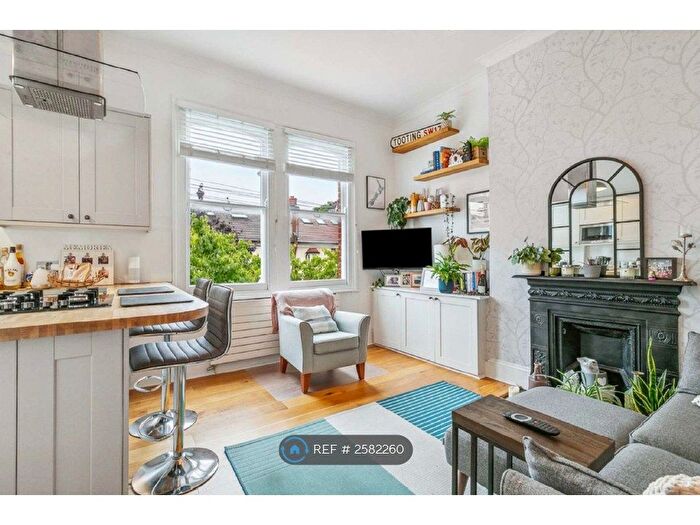 2 Bedroom Flat To Rent In Tooting, London, SW17
