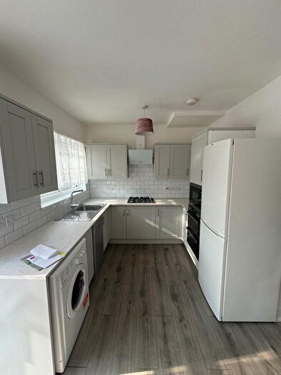 3 Bedroom Flat To Rent In Beehive Lane, Ilford, IG4