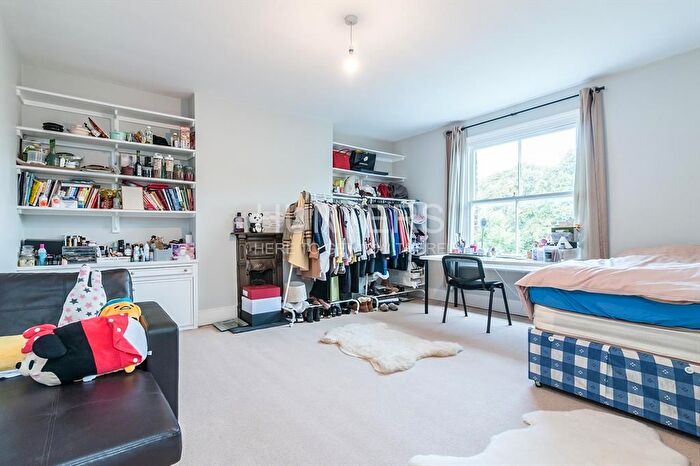 2 Bedroom Flat For Sale In Cavendish Road, Brondesbury, London, NW6