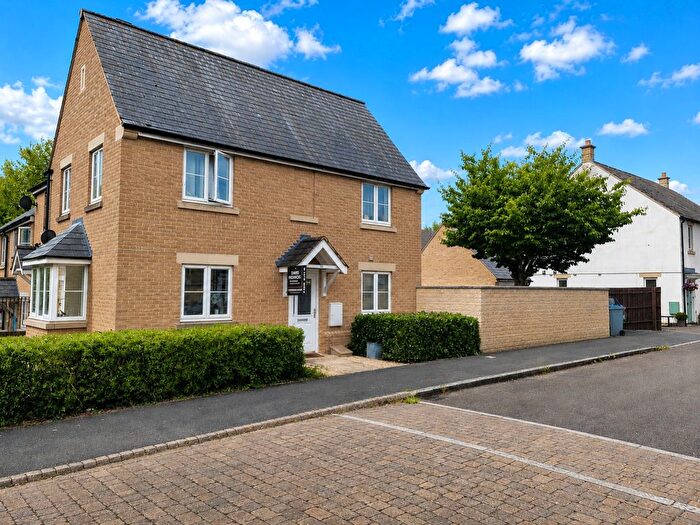 3 Bedroom End Of Terrace House For Sale In Willow Drive, Carterton, Oxon, OX18