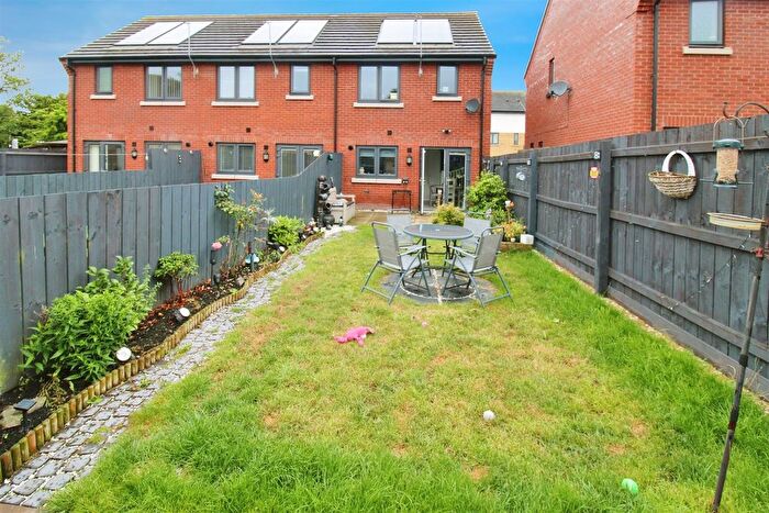2 Bedroom End Terrace House For Sale In Twickenham Close, Hull, HU8