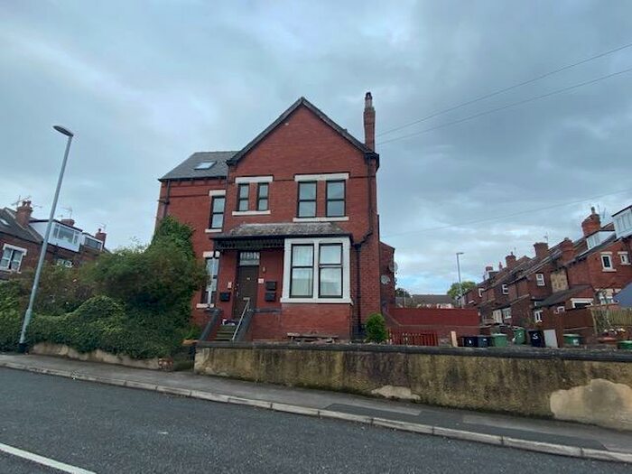 2 Bedroom Flat To Rent In Raynville Road, Leeds, West Yorkshire, LS13
