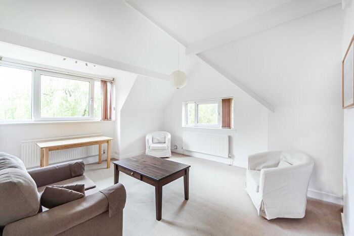 2 Bedroom Flat To Rent In London Road, Windlesham, Surrey, GU20