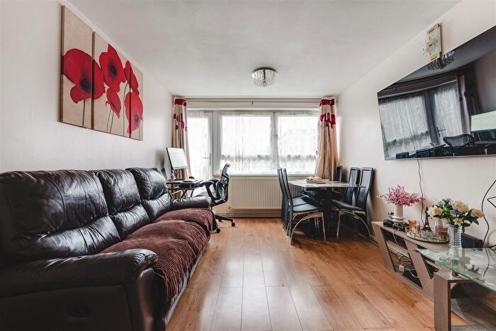2 Bedroom Flat For Sale In Carnoustie Drive, London, N1
