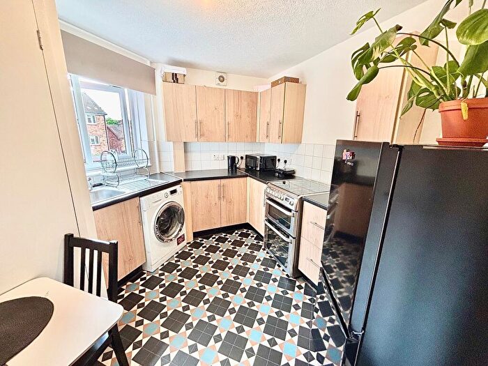 2 Bedroom Flat To Rent In St Gabriel's Close, Wanstead, E11