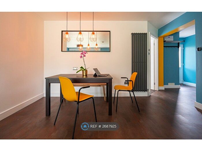 3 Bedroom Maisonette To Rent In Turnpike Link, Croydon, CR0