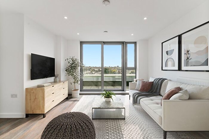 3 Bedroom Flat To Rent In Raffles Court, Upper Tooting Road, SW17