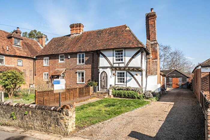 2 Bedroom Character Property For Sale In East Street, Addington, West Malling, ME19