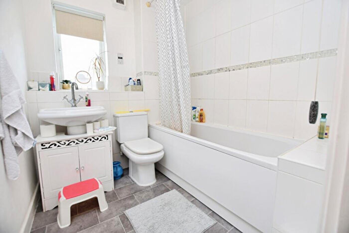 2 Bedroom Flat To Rent In Suffolk Court, Romford, Romford, Essex, RM6