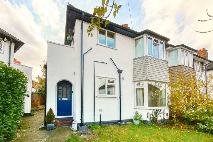 2 Bedroom Flat To Rent In Grove Close, Kingston Upon Thames, KT1