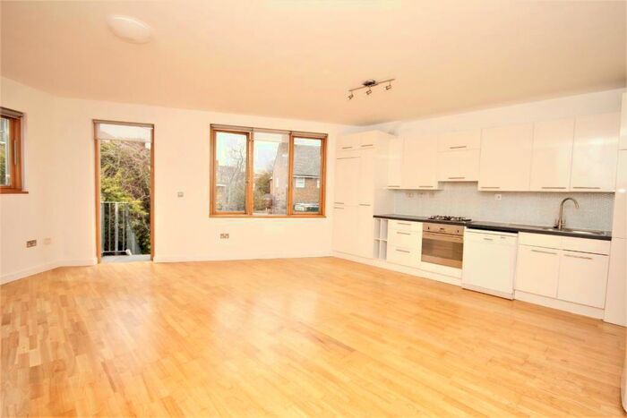 2 Bedroom Flat To Rent In Parkholme Road, Hackney, London, E8
