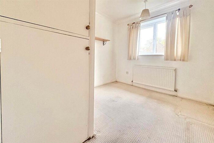 2 Bedroom Flat For Sale In Cherry Tree Close, Farnham, Surrey, GU9