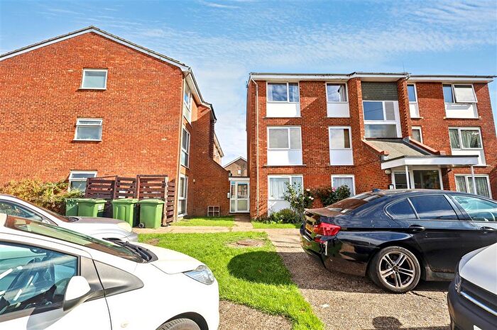 2 Bedroom Flat For Sale In Hardwicke Place, London Colney, St. Albans, AL2