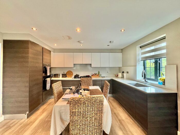 2 Bedroom Flat To Rent In Edgwarebury Lane, Edgware, HA8