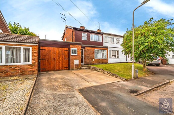3 Bedroom Semi-Detached House For Sale In Portfield Close, Buckingham, Buckinghamshire, MK18
