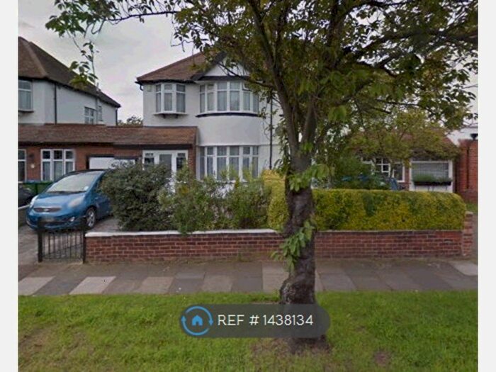 3 Bedroom Semi-Detached House To Rent In Broad Walk, London, SE3