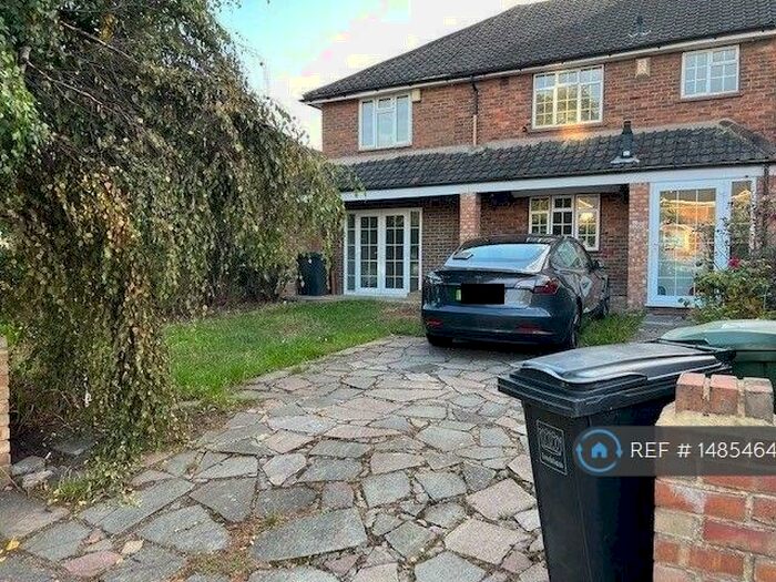 5 Bedroom Semi-Detached House To Rent In Somertrees Avenue, London, SE12