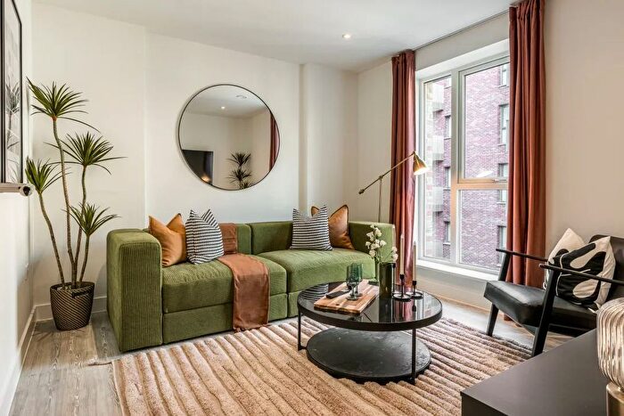 3 Bedroom Flat For Sale In The Evergreens, Lampton Parkside, TW3