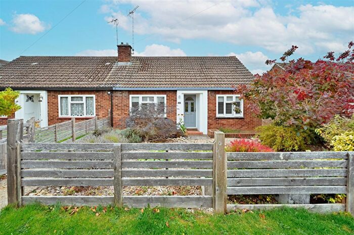 2 Bedroom Semi-Detached Bungalow For Sale In Lawn Avenue, Kimpton, SG4