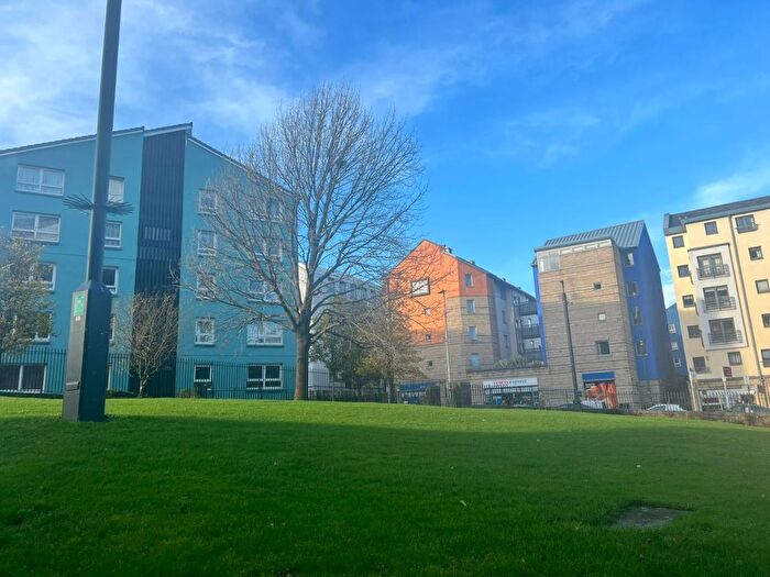 2 Bedroom Flat To Rent In Lochview Court, Dumbiedykes Road, Edinburgh, EH8