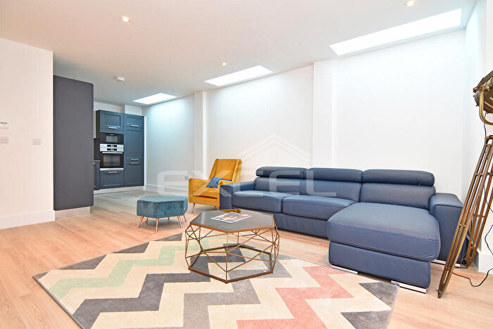 2 Bedroom Apartment To Rent In Moorhen Dr, Hendon, NW9