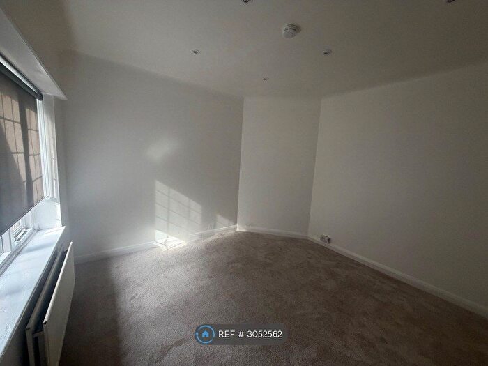 1 Bedroom Flat To Rent In Station Parade, Virginia Water, GU25