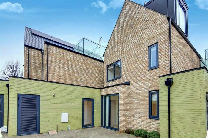 3 Bedroom Link Detached House To Rent In Starling Mews, Surbiton, KT5