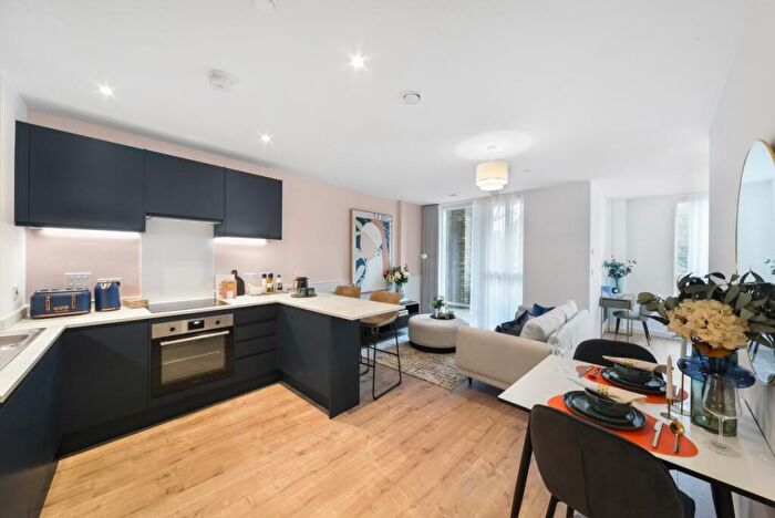 Flat To Rent In Munton Road London, SE17