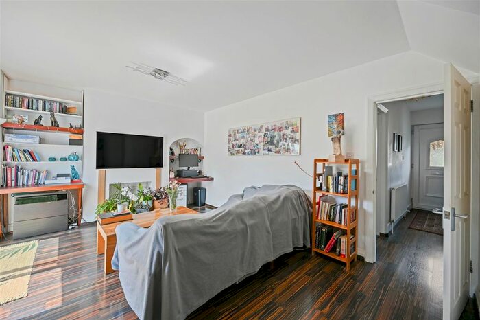 3 Bedroom End Of Terrace House For Sale In Court Way, Acton, London, W3