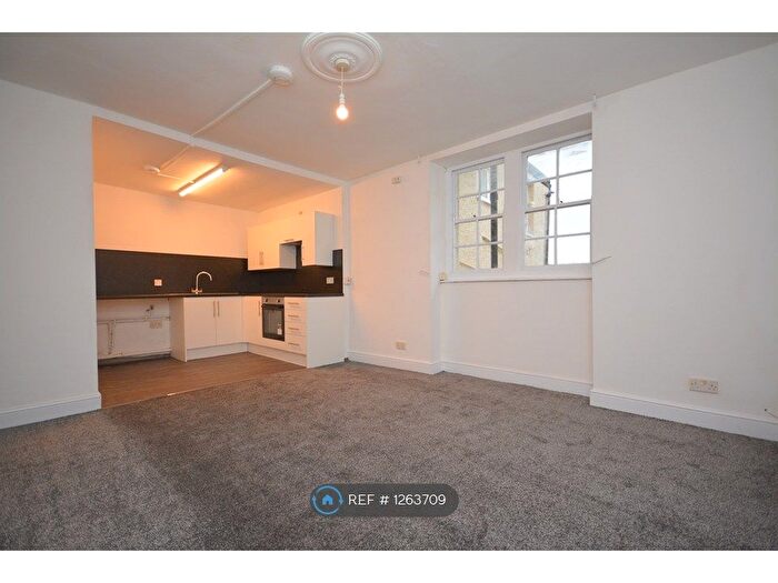 2 Bedroom Flat To Rent In Union Crescent, Margate, CT9