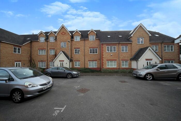 2 Bedroom Flat For Sale In The Wickets, Luton, LU2