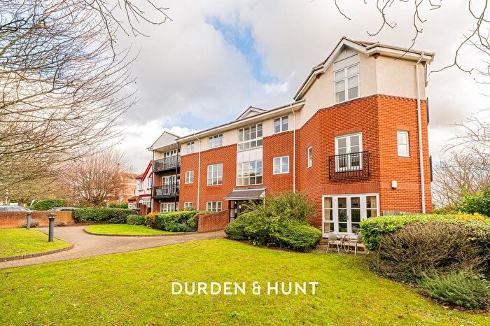 2 Bedroom Apartment For Sale In Deyncourt Gardens, Upminster, RM14