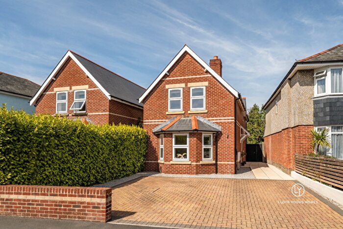 3 Bedroom Detached House For Sale In Barnes Road, Bournemouth, BH10
