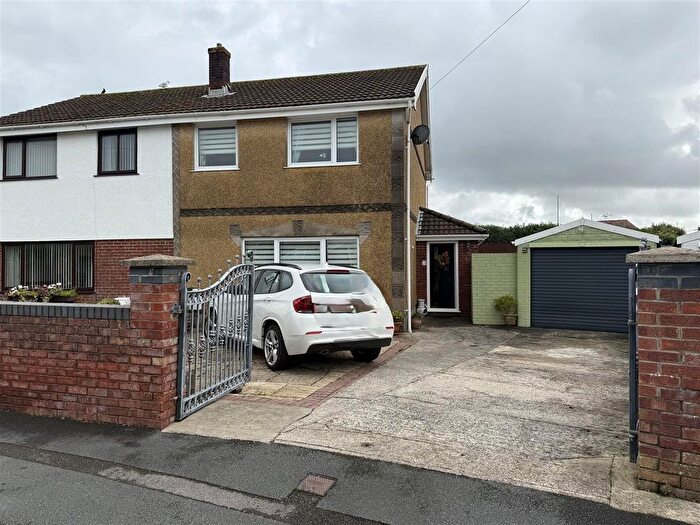 3 Bedroom Semi-Detached House For Sale In Ridgewood Park, Llanelli, SA15