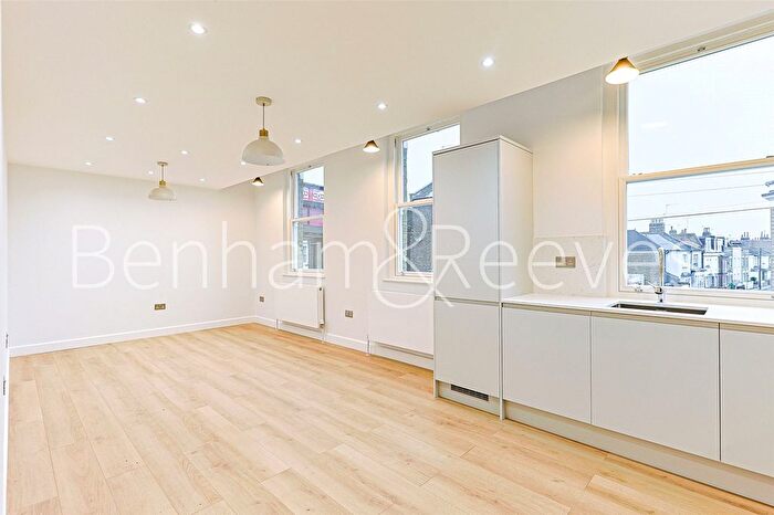 2 Bedroom Flat To Rent In Disraeli Road, London, SW15