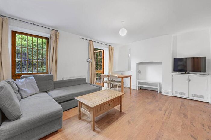 2 Bedroom Flat To Rent In Canonbury Square, Islington, N1