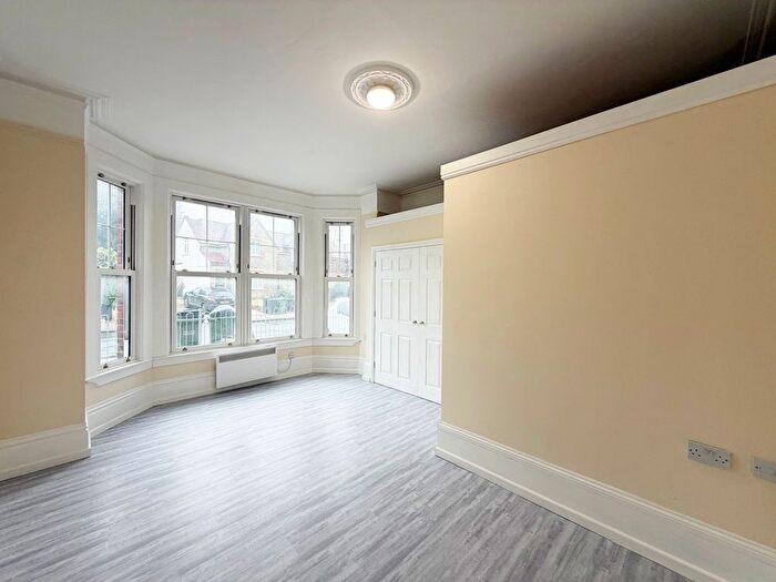 1 Bedroom Flat To Rent In Ladbroke Road, Redhill, RH1