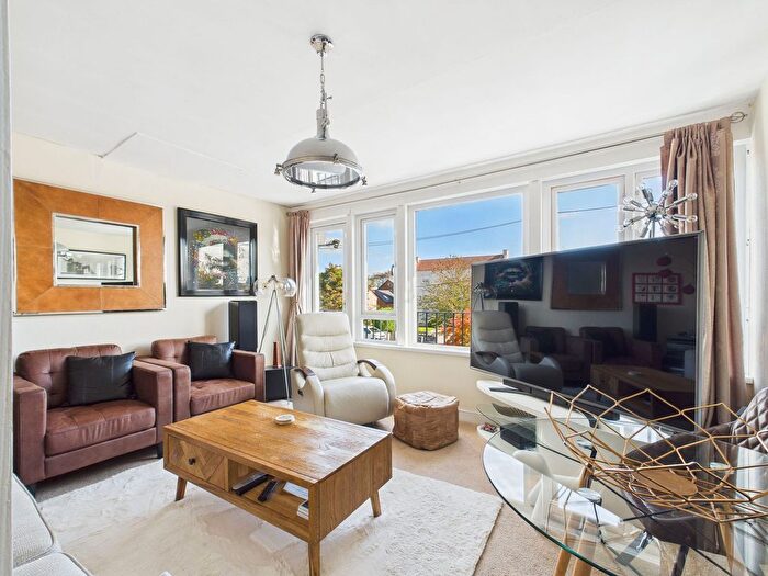 3 Bedroom Flat For Sale In Gilda Parade, Bristol, BS14